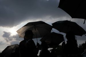 Payung Hitam | Lensa Fotokita