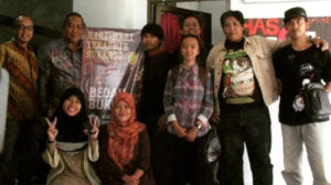 Teman-teman SMI bersama Peter Kasenda | Dokumentasi pribadi Peter Kasenda