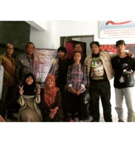 Teman-teman SMI bersama Peter Kasenda | Dokumentasi Pribadi Peter Kasenda