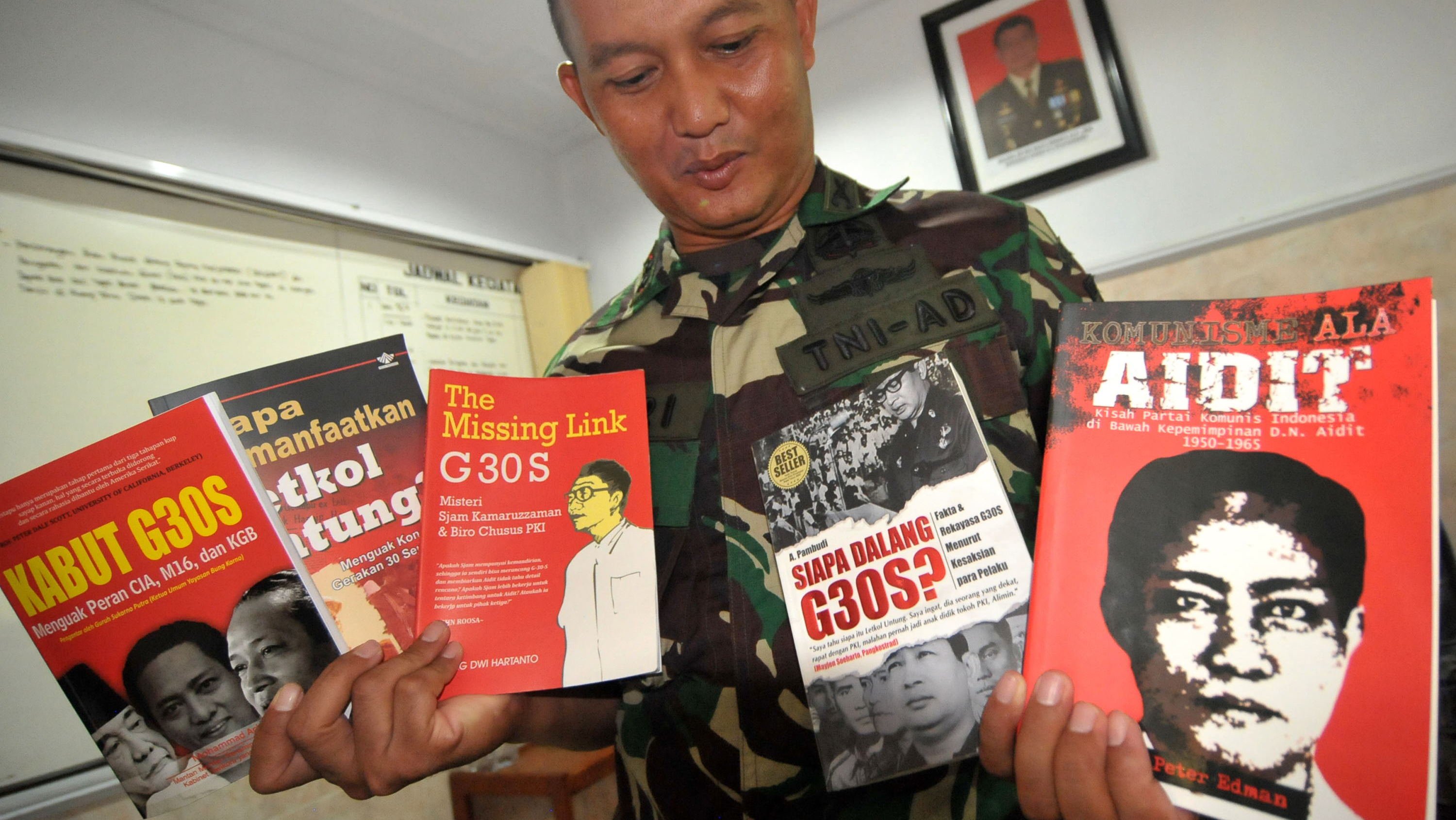 Komandan Kodim menunjukkan 5 judul buku | Oky Lukmansyah