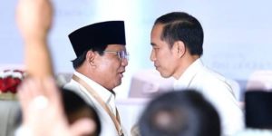 Jokowi dan Prabowo saling menatap | BBC