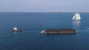 Aksi Greenpeace hadang kapal pengangkut batu bara di Karimunjawa | Viva.co.id