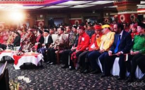Sejumlah pimpinan parpol koalisi Jokowi-Ma'ruf Amin dan Ketum Partai Gerindra Prabowo saat menghadiri Kongres V PDIP 2019 | Setkab