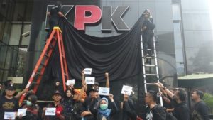 Aksi di depan logo KPK yang dibungkus kain hitam | Tirto.id