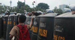 Pelajar di depan polisi | Suara.com