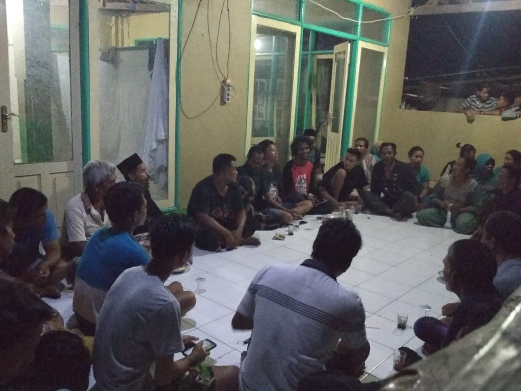 Warga sedang berkumpul
